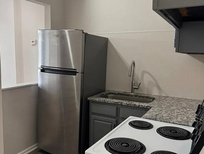 Photo - 731 W 4th St Apartment