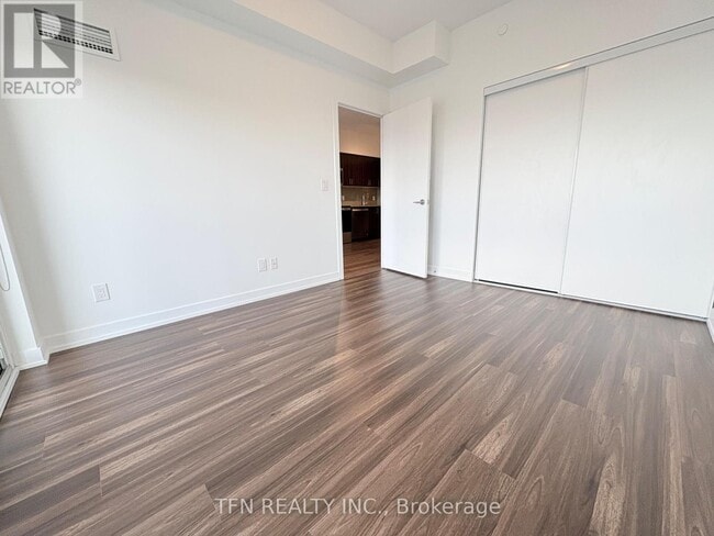 Photo du bâtiment - 1603 Eglinton Ave W