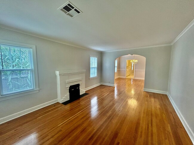 Foto del edificio - Pristine Bungalow in heart of Mid Town!