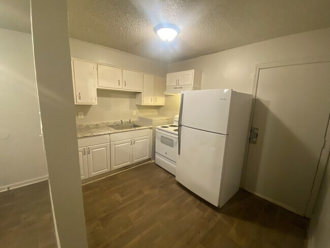 Foto del edificio - Room in Condo on Alamance Church Rd