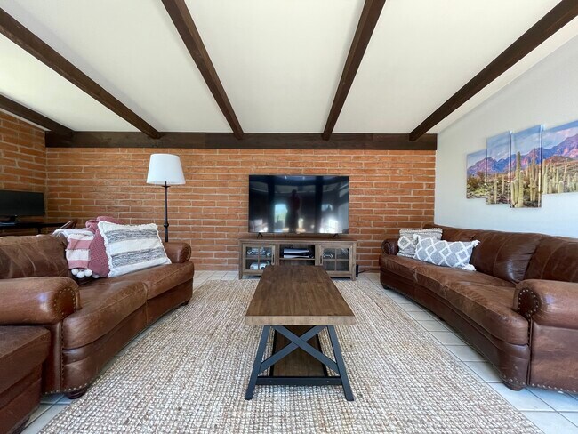 Building Photo - 6930 N Montezuma Dr