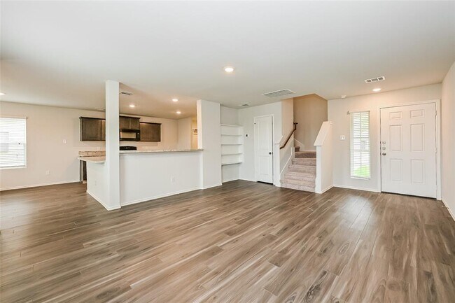 Building Photo - 2130 Middle Rdg Dr