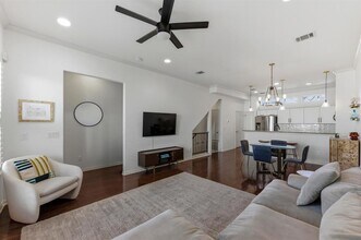 Building Photo - 1115 Kinney Ave