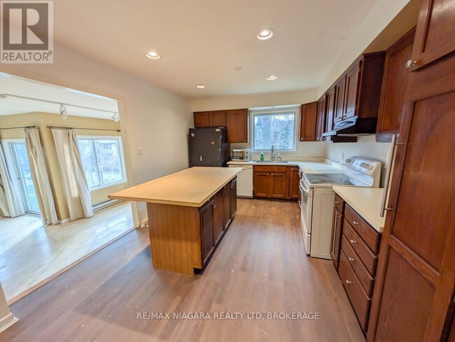 Building Photo - 262 Alscot Crescent