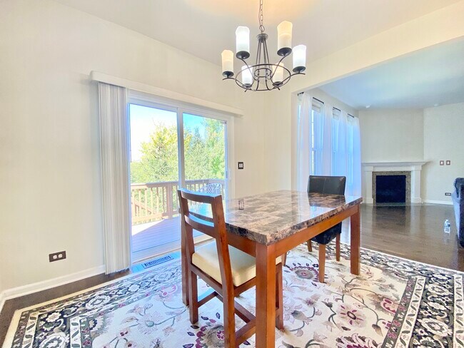 Building Photo - 10S420 Carrington Cir
