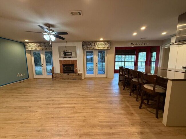 Foto del edificio - Pensacola - 32526- 4 bedroom, 2 bathroom - pool and lawn care included