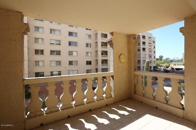Foto del edificio - 7940 E Camelback Rd