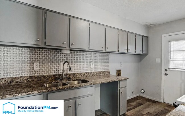 Building Photo - 3690 Kerwin Dr