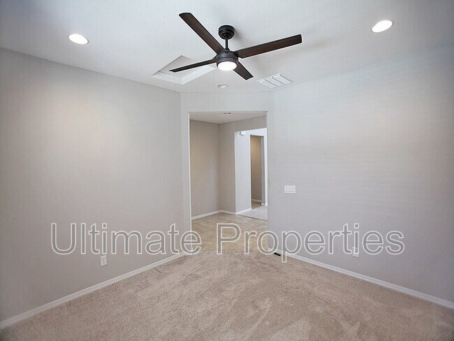 Foto del edificio - 8920 W Marshall Ave