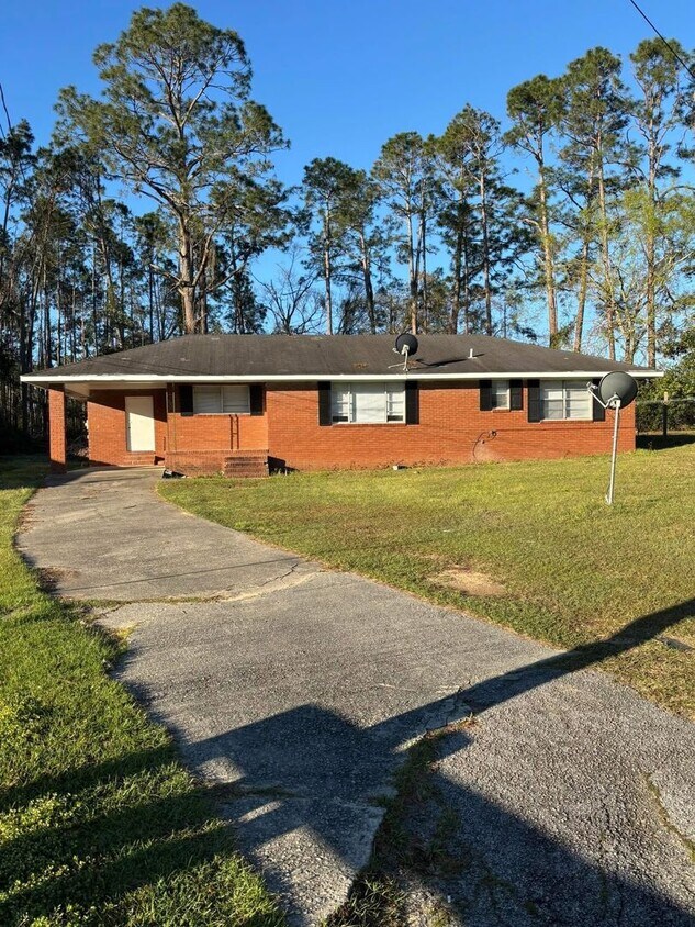 Foto principal - 3 Bed 1.5 Bath Brick House