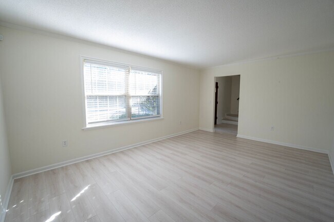 Foto del edificio - Available Now!