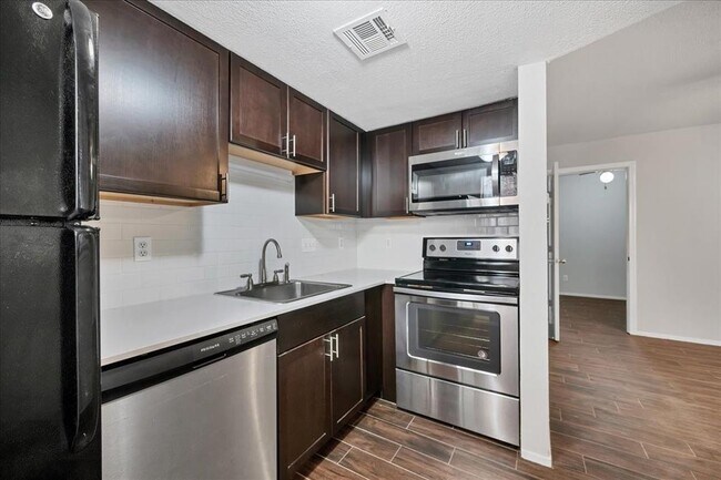 Foto del edificio - 2500 Burleson Rd