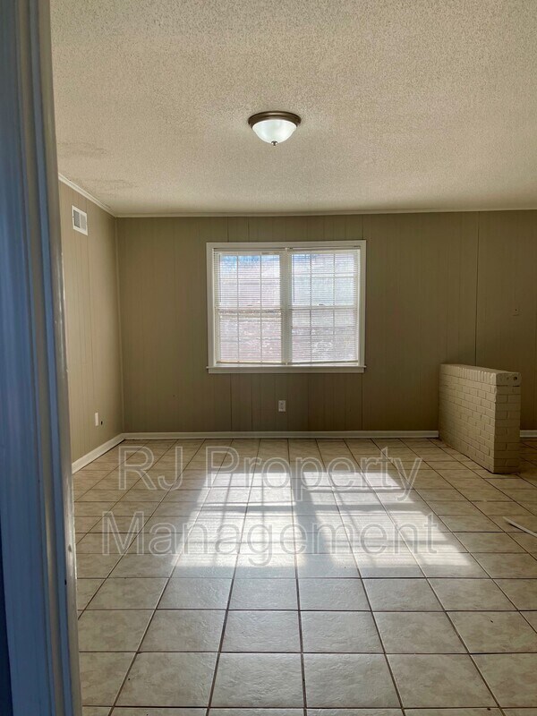 Building Photo - 4211 Lansdowne Dr