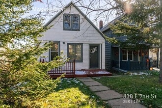 Building Photo - 810 E 7th St