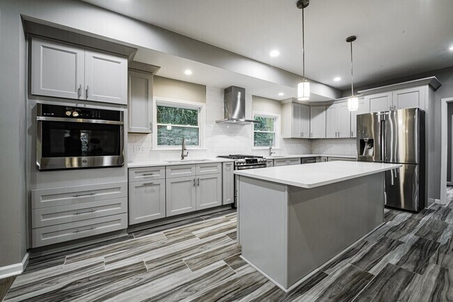 Building Photo - 1411 Dalewood Dr NE