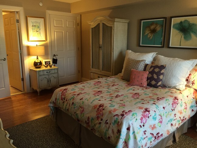 Master bedroom - 1700 Main St