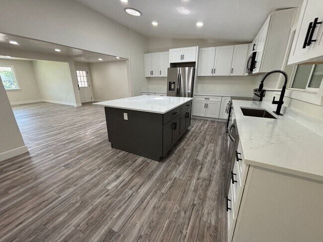 Foto del edificio - Beautifully Renovated 4-Bedroom Home with Finished Basement