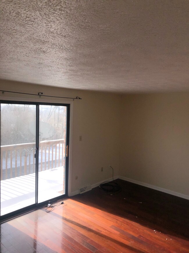 Building Photo - 206 Village Ln