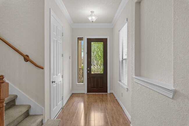 Foto del edificio - Luxury Townhome with Attached Garage & Out...