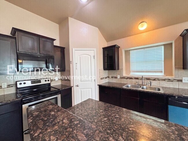 Building Photo - 4 Bed, 2 Bath Home with Fenced Yard & Garage / Pet-Friendly / Coming Soon!