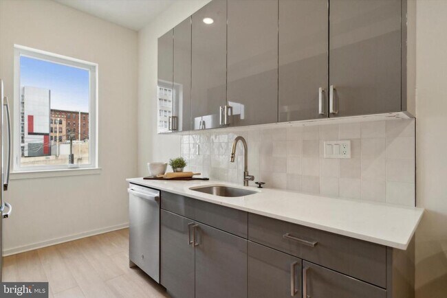 Building Photo - 225 N 12th St