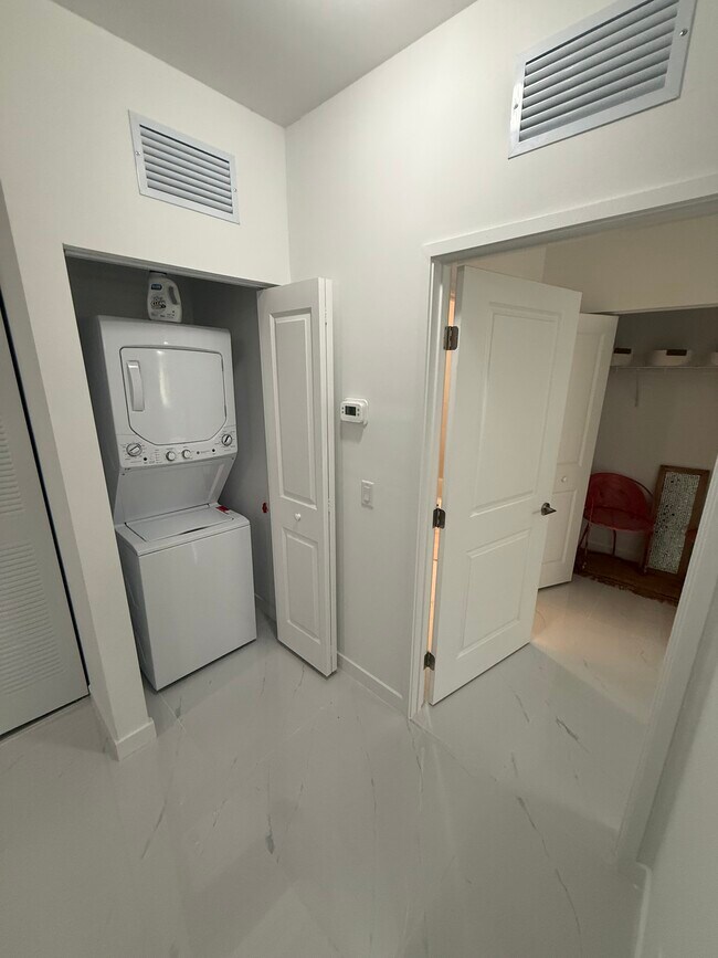 Foto del edificio - 1001 SW 71st Ct