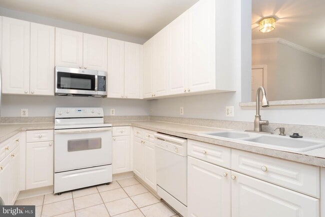 Building Photo - 8183 Carnegie Hall Ct