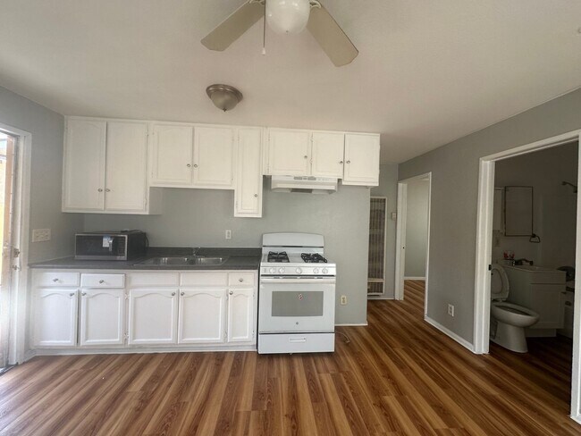 Foto del edificio - 4554 N Lakewood Blvd