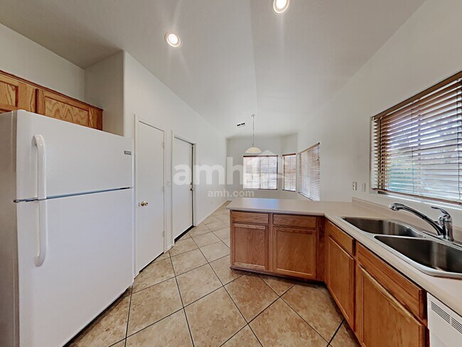 Building Photo - 4324 W Darrow St