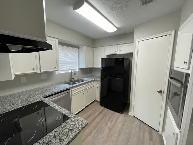 Building Photo - 16519 Cairngorm Dr