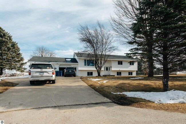 Building Photo - 933 Valley View Dr