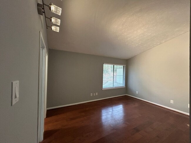 Foto del edificio - 1 BD 1 BATH CONDO TOTAL ELECTRIC!