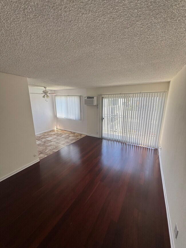 Foto del edificio - 1810 N Bronson Ave