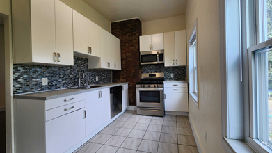 Building Photo - 409 Parkwood Rd
