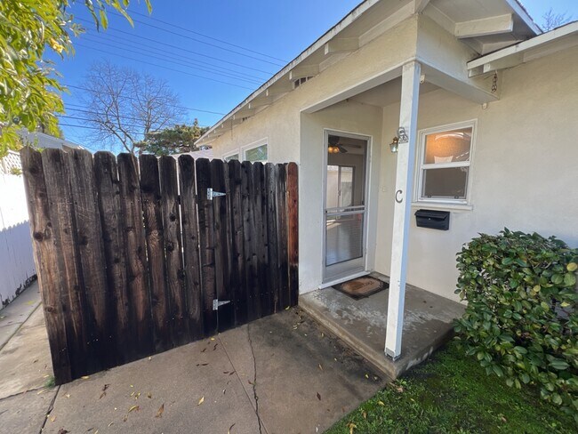 Foto del edificio - 1706 N Hollywood Way