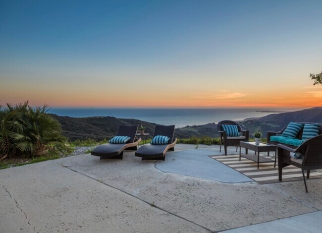 Building Photo - 3045 Tuna Canyon Rd