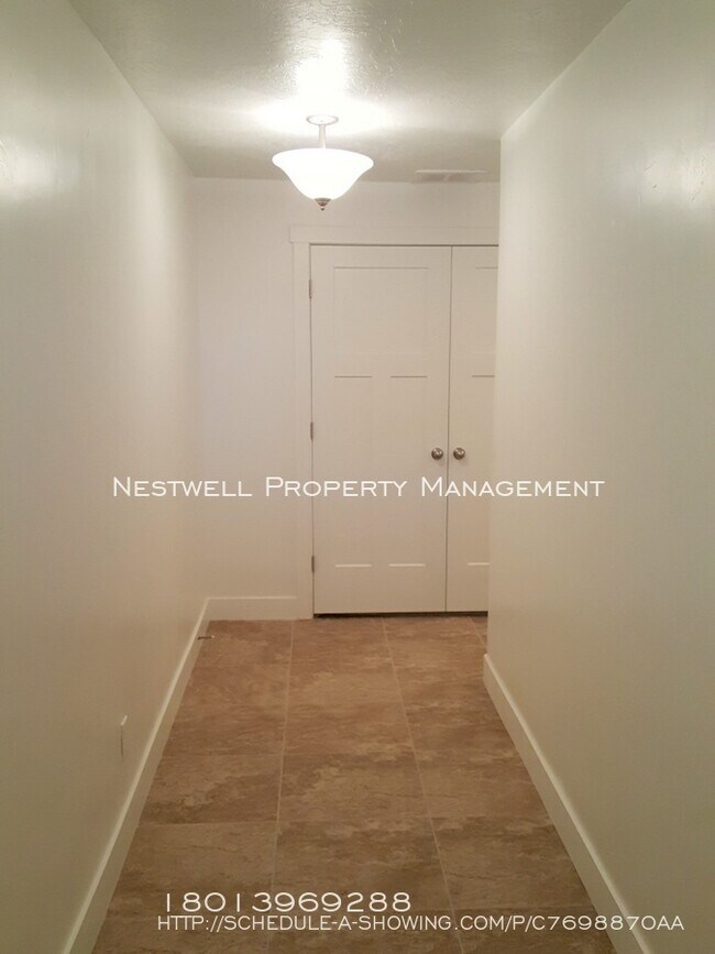 Building Photo - Spacious Cresthaven Village 4 bed Townhome