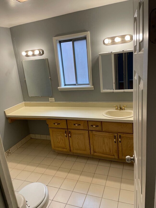 Building Photo - 3 Bedroom Home In Farmington Hills