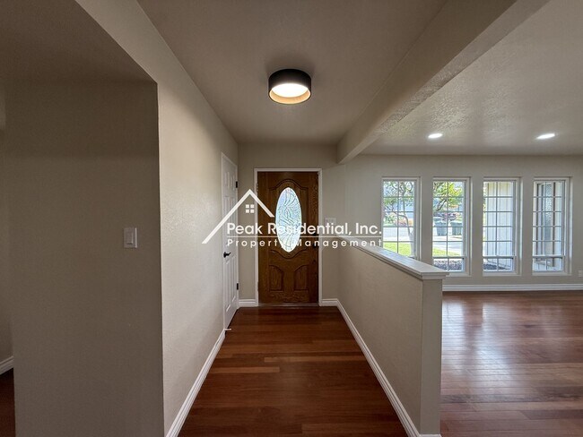 Foto del edificio - Spacious 3bd/2ba Carmichael Home With Sun Room