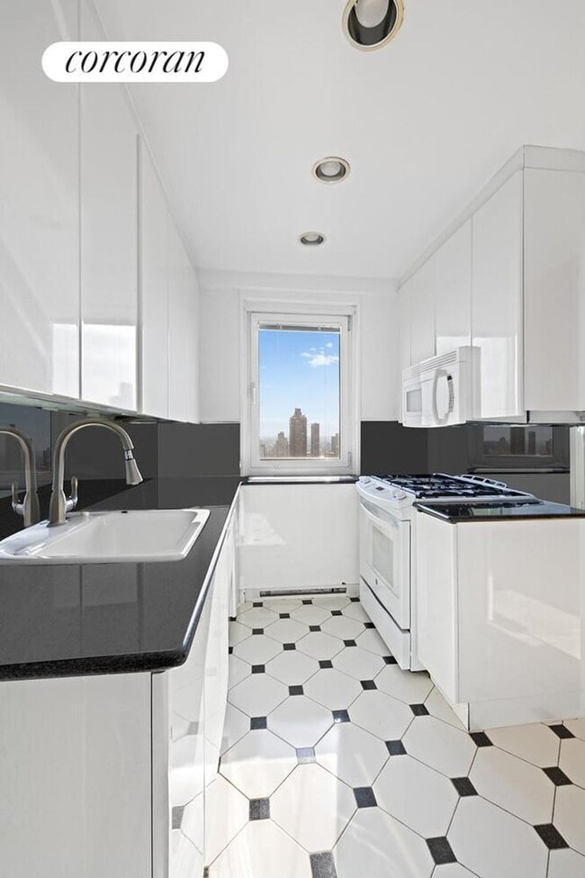 Building Photo - 45 E 89th St