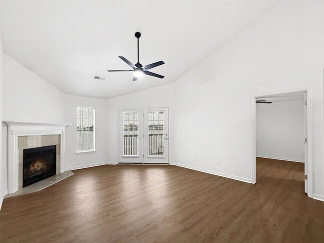 Foto del edificio - Luxurious Lakeside Living: Spacious 2-Bedroom Retreat starting at $1279