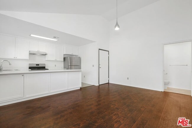 Building Photo - 1753 N Kenmore Ave