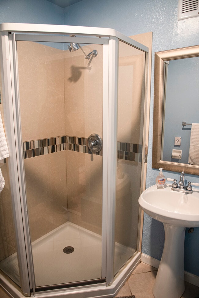 full bath - 4766 Geranium Pl