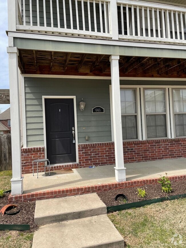 Building Photo - 643 N Longfellow Ln