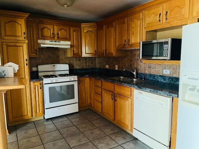 Building Photo - 5850 W 87th St