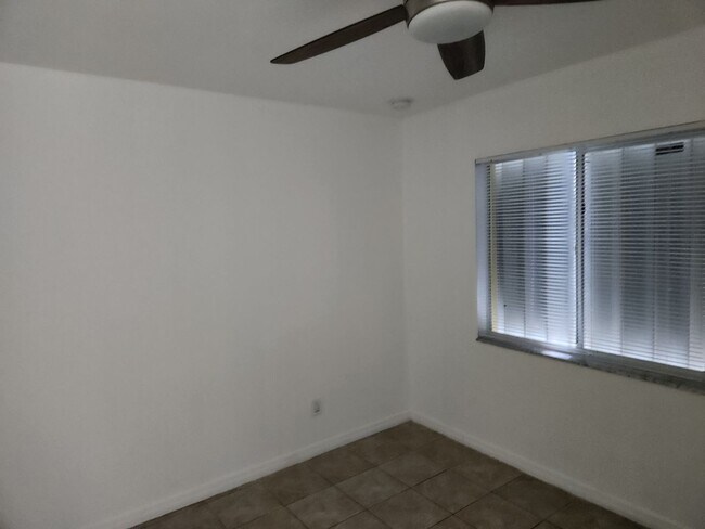 Building Photo - Charming Duplex 3BR/2BA Central Lehigh Acres