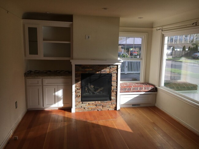 Building Photo - Lovely 3 bedroom, 1 bath Bungalow