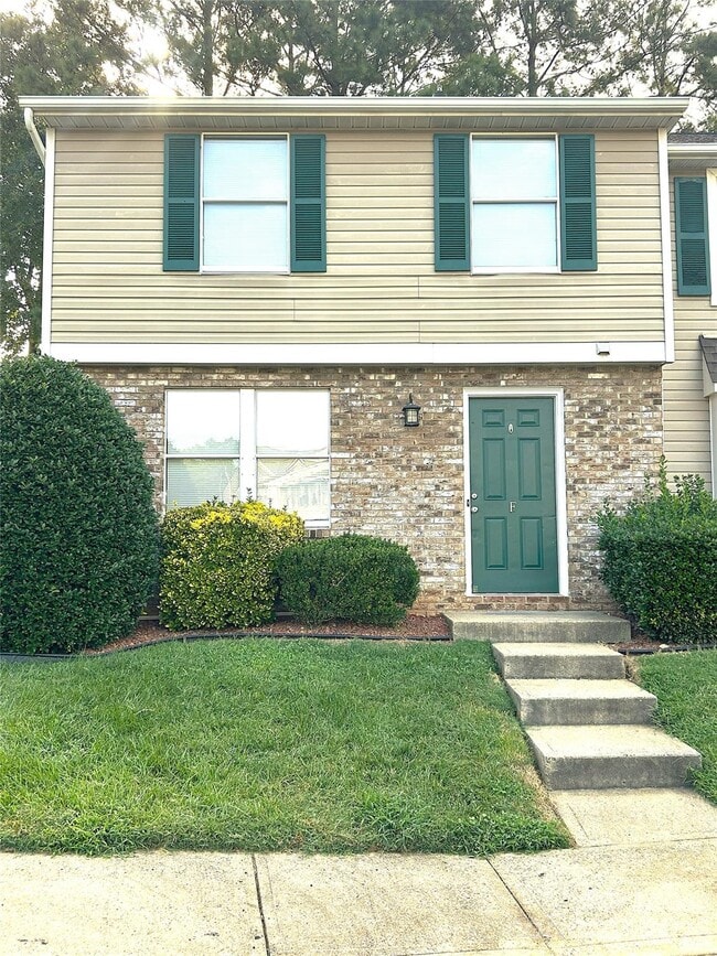 Building Photo - 9620 Vinca Cir