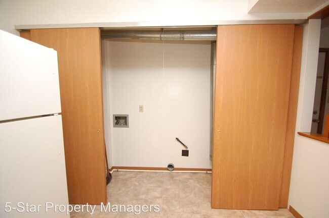 Building Photo - 433 S Silverwood Ln