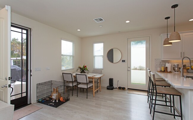 Building Photo - Large Corner-End Townhouse in Oceanside!